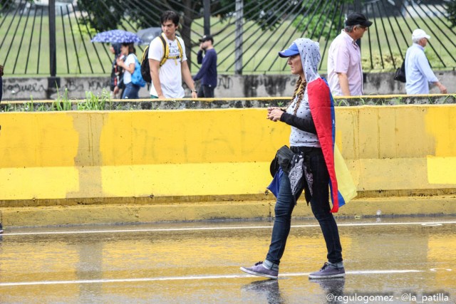 Con banderas, cruces y bajo la lluvia los opositores se plantaron en Caracas.