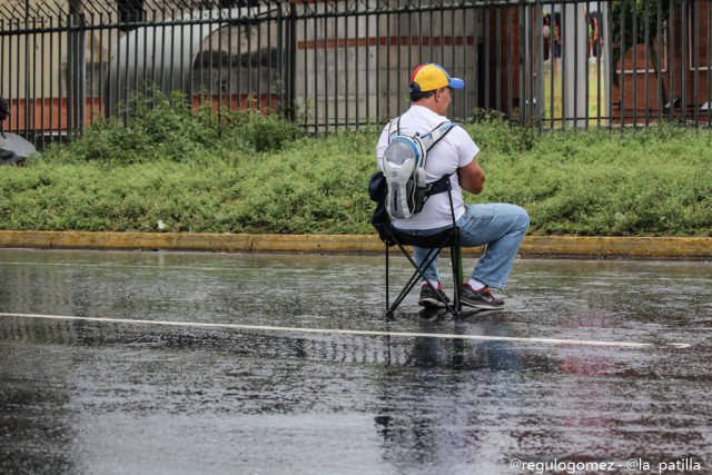 Con banderas, cruces y bajo la lluvia los opositores se plantaron en Caracas.