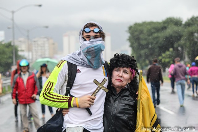 Con banderas, cruces y bajo la lluvia los opositores se plantaron en Caracas.