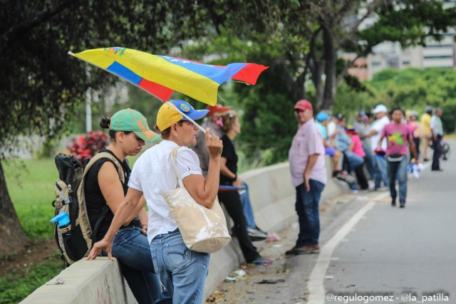 Con banderas, cruces y bajo la lluvia los opositores se plantaron en Caracas.