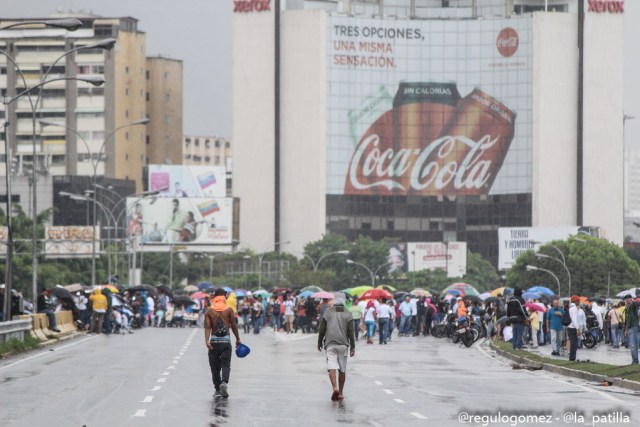 Con banderas, cruces y bajo la lluvia los opositores se plantaron en Caracas.