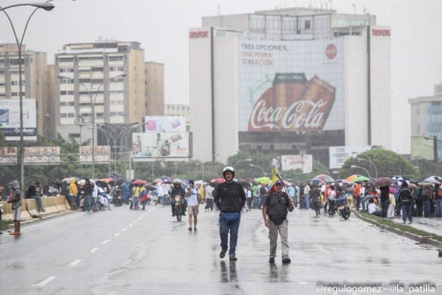 Con banderas, cruces y bajo la lluvia los opositores se plantaron en Caracas.