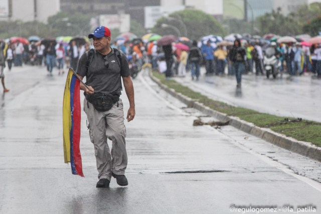 Con banderas, cruces y bajo la lluvia los opositores se plantaron en Caracas.