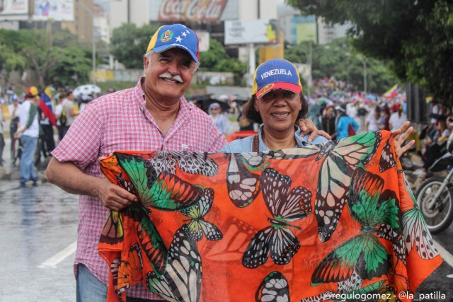 Con banderas, cruces y bajo la lluvia los opositores se plantaron en Caracas.