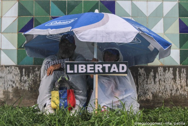 Con banderas, cruces y bajo la lluvia los opositores se plantaron en Caracas.