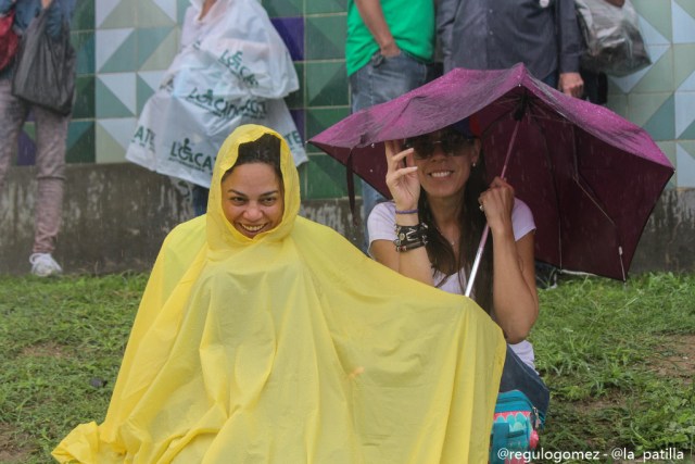 Con banderas, cruces y bajo la lluvia los opositores se plantaron en Caracas.