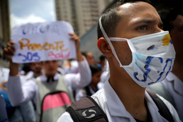 Healthcare worker and opposition supporters protest against Venezuelan President Nicolas Maduro government in Caracas, Venezuela, May 17, 2017. REUTERS/Carlos Barria