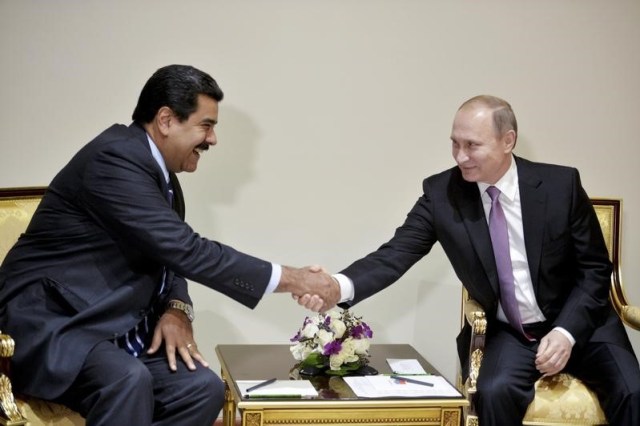 IMAGEN DE ARCHIVO: El presidente ruso, Vladir Putin, se reúne con el presidente de Venezuela, Nicolás Maduro, al margen del Foro de Países Exportadores de Gas (GECF) en Teherán, Irán. 23 de noviembre 2015. El presidente Vladimir Putin y su colega venezolano Nicolás Maduro conversaron por teléfono sobre la situación de los mercados petroleros internacionales, incluido el acuerdo de reducción de suministro entre la OPEP y países productores que no son miembros del grupo, informó el Kremlin el jueves. REUTERS/Alexei Druzhinin/Sputnik/Kremlin