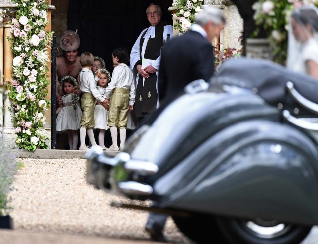 Britain's Catherine, Duchess of Cambridge (L), stands with her daughter Princess Charlotte, (BOTTOM L), as they arrive for the wedding of Pippa Middleton and James Matthews at St Mark's Church in Englefield, west of London, on May 20, 2017. REUTERS/Justin Tallis/Pool