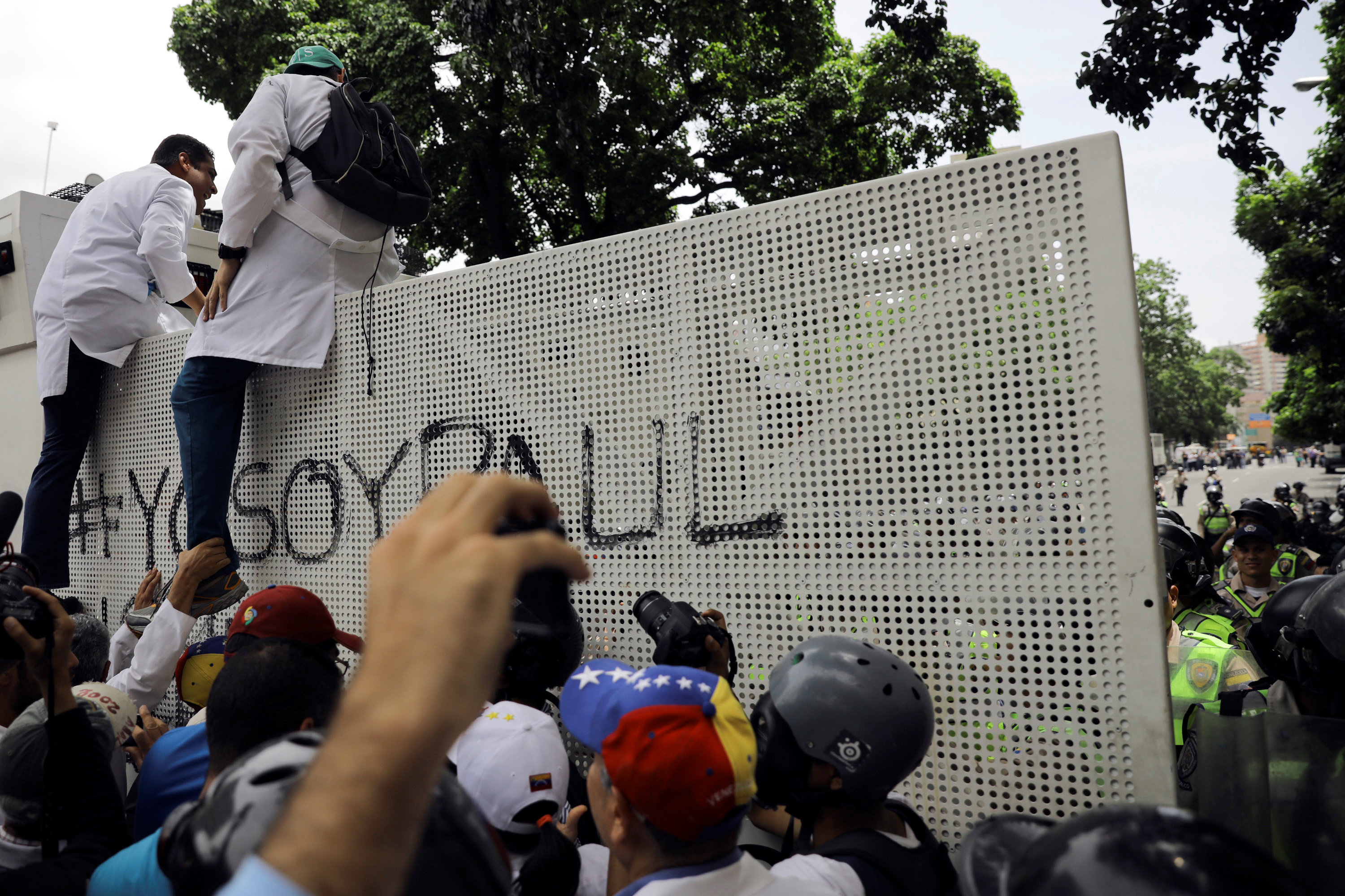 Médicos y trabajadores de la salud pedían medicinas: GN respondió con represión (Video)