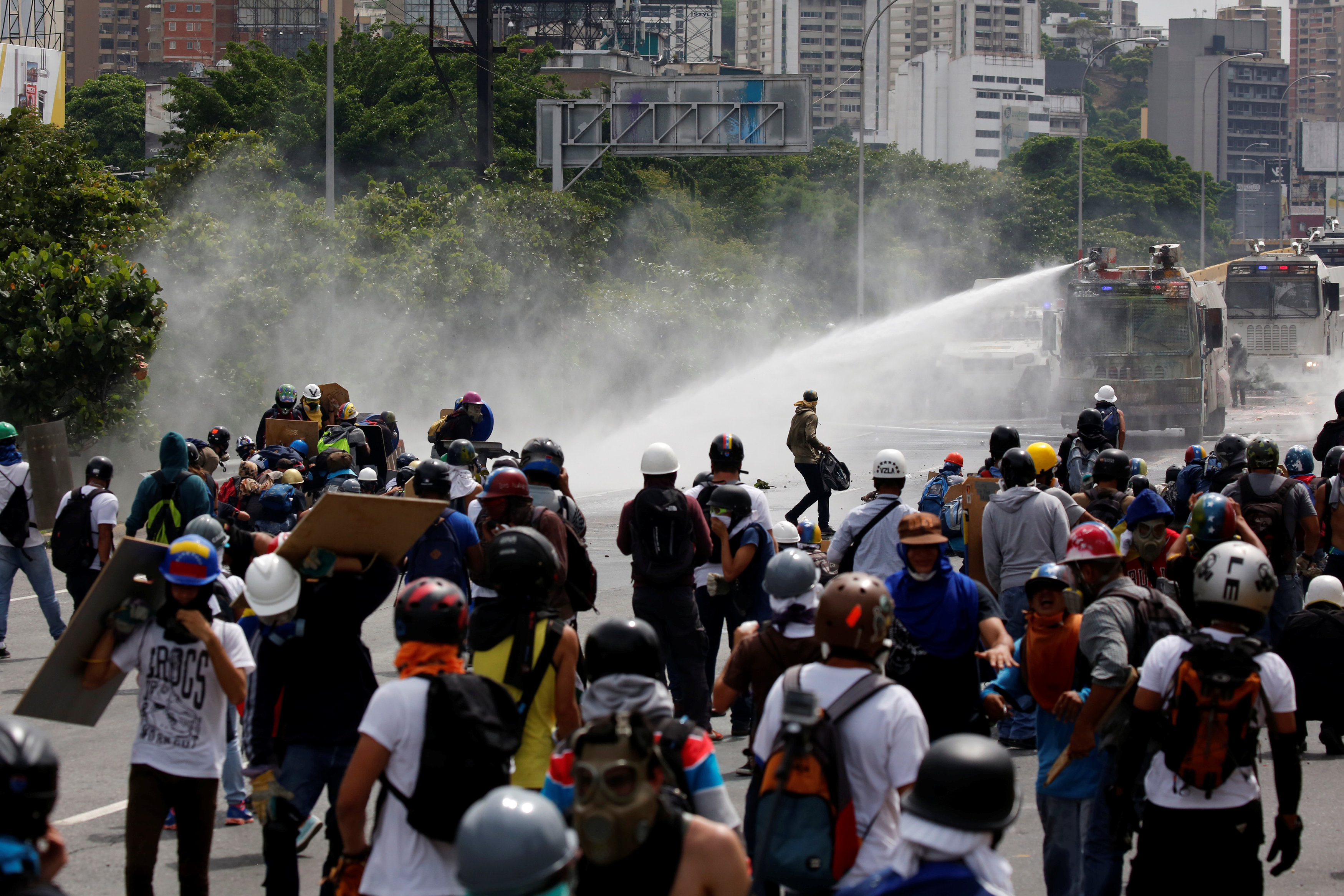 Ingresan tres heridos a la Policlínica Las Mercedes #24May (Video)