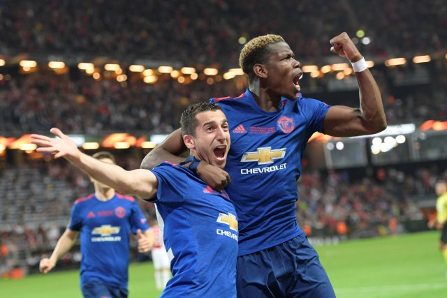 Henrikh Mkhitaryan (izq) celebra con su compañero del Manchester United, Paul Pogba, trás anotar un gol (Foto: Reuters) 