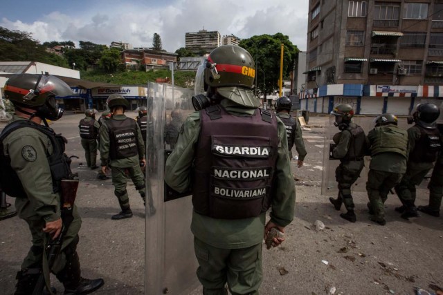 VEN034. CARACAS (VENEZUELA), 24/05/2017-. Miembros de la Guardia Nacional Bolivariana hoy, miércoles 24 de mayo de 2017, durante una protesta contra el Gobierno en Caracas (Venezuela). Dirigentes de la oposición venezolana denunciaron hoy que la Guardia Nacional Bolivariana (GNB, policía militarizada) lanzó gases lacrimógenos y chorros de agua contra la marcha convocada en la capital en rechazo a la Constituyente que propone el presidente Nicolás Maduro. EFE/MIGUEL GUTIERREZ