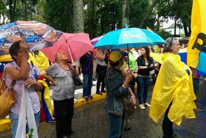 En Lara los abuelos también marcharon a pesar de la lluvia