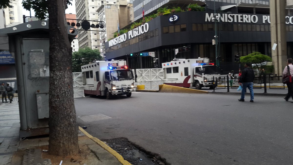 Cerrado el paso en la Av. Urdaneta por la barrera de seguridad de la GNB #29May (Fotos)