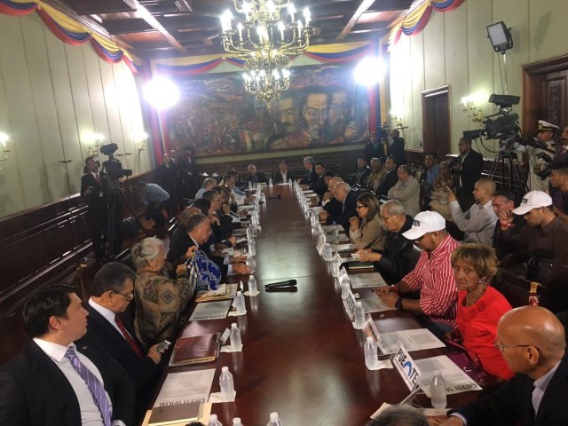 Comisión Presidencial Constituyente se reúne con partidos políticos. (Foto @VillegasPoljak) 