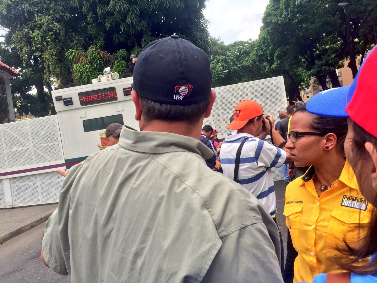 12:40 GNB impide marcha opositora en la avenida Páez de El Paraíso