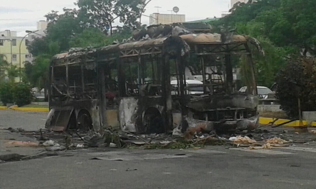 Queman unidad de Transcarabobo en La Isabelica (Fotos)