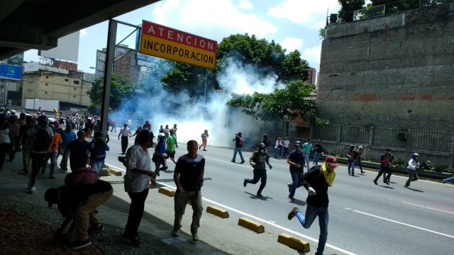 Manifestantes son reprimidos en la Autopista Francisco Fajardo / Foto: Twitter