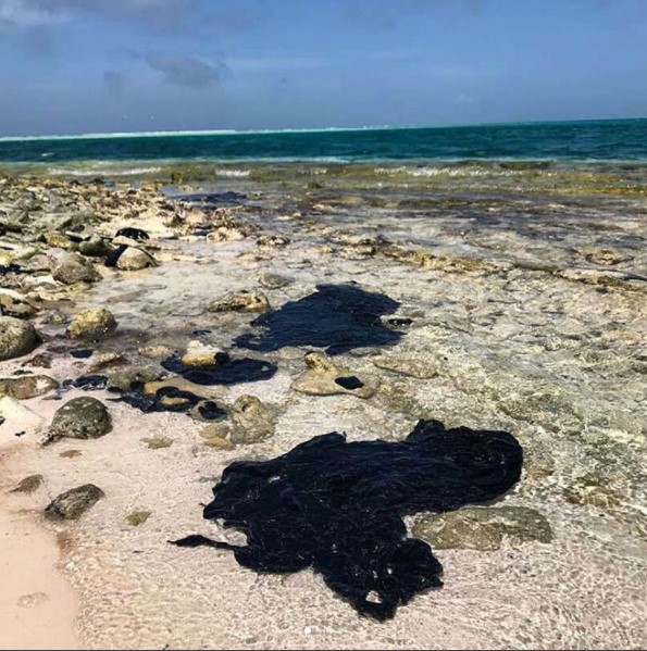 Derrame de crudo afecta las playas de Sucre, Nueva Esparta y Los Roques (FOTOS)