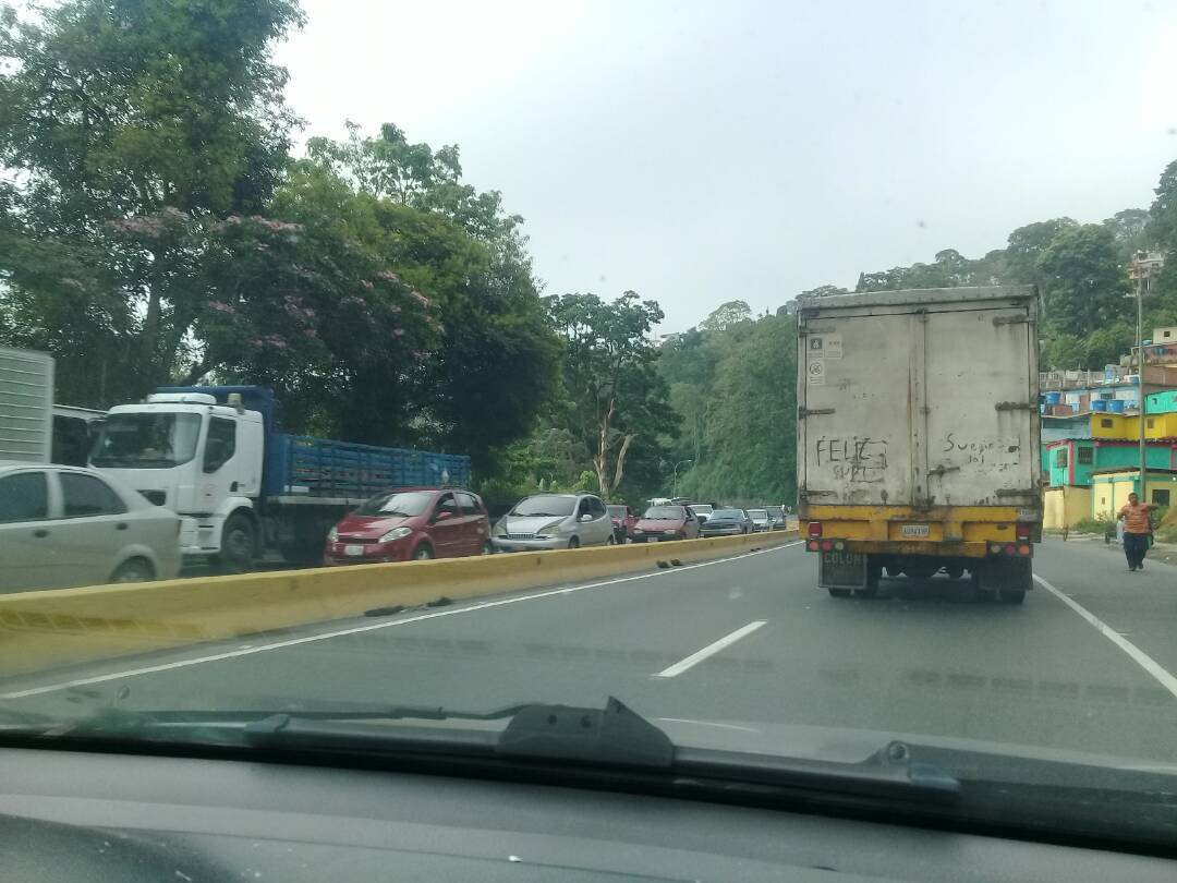 Alcabala de la GNB genera cola en Hoyo de La Puerta (Fotos)