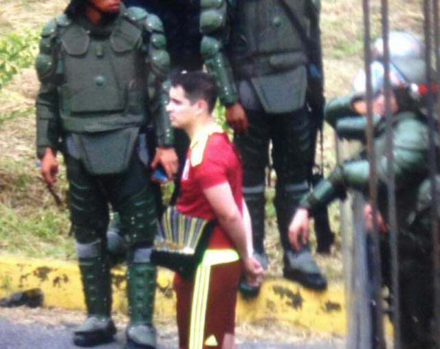 Una persona aún sin identificar, resultó detenida esta tarde e Campo Claro, Mérida luego de que la GN comenzara a reprimir el plantón pacífico en el lugar que derivó en disturbios. Foto: @CarlosGarc1a 