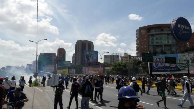 Represión en la autopista Francisco Fajardo (Foto: La Patilla)