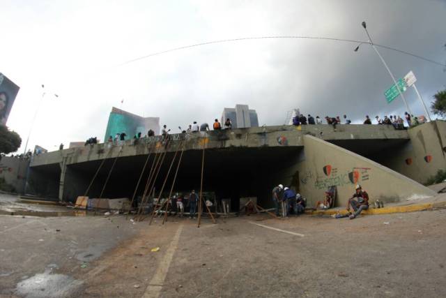 Balines de acero y metras disparó la GNB y PNB en la Fajardo a aislados de la Unidad que manifestaron en la Fajardo. Foto: Régulo Gómez / LaPatilla.com