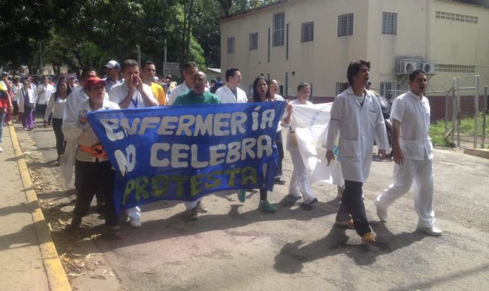 Marcha de las batas blancas salió desde la CHET hacia Insalud