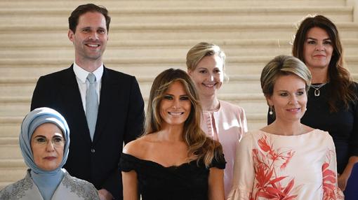 Gauthier Destenay y las primeras damas mundiales durante la cumbre de la OTAN- AFP