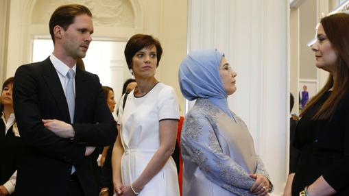 Gauthier Destenay y las primeras damas mundiales durante la cumbre de la OTAN- AFP