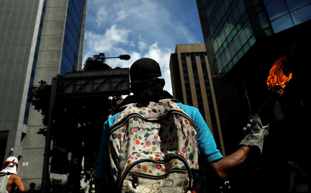 Cuerpos de seguridad no dan tregua y arremetieron con gases contra los estudiantes. REUTERS/Carlos Garcia Rawlins