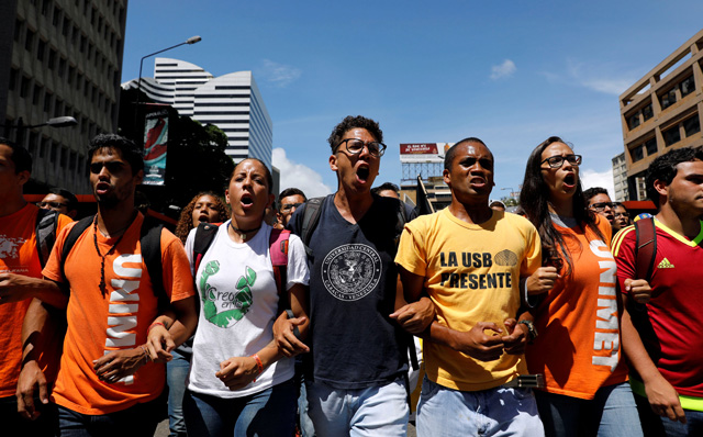 Cuerpos de seguridad no dan tregua y arremetieron con gases contra los estudiantes. REUTERS/Carlos Garcia Rawlins