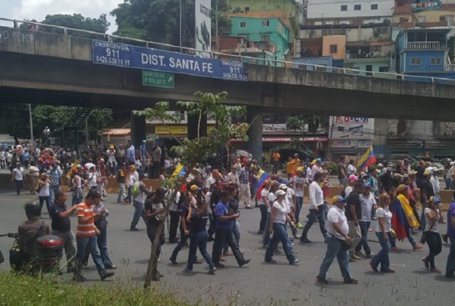 Manifestantes caminan por la autopista Prados del Este / Foto @Tracataflacata 