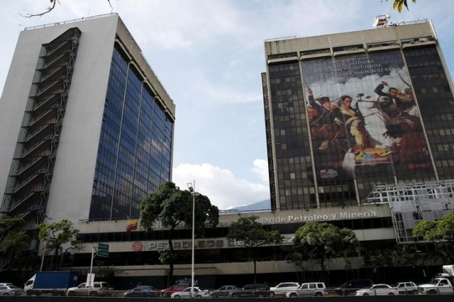 Una vista general de la sede central de la petrolera estatal venezolana PDVSA en Caracas, Venezuela. 21 de julio, 2016. El Gobierno de Donald Trump considera posibles sanciones contra el sector energético de Venezuela, incluida la petrolera estatal PDVSA, dijeron funcionarios de alto rango de la Casa Blanca, en lo que sería una escalada de los esfuerzos de Estados Unidos por presionar a la administración del país sudamericano. REUTERS/Carlos Garcia Rawlins