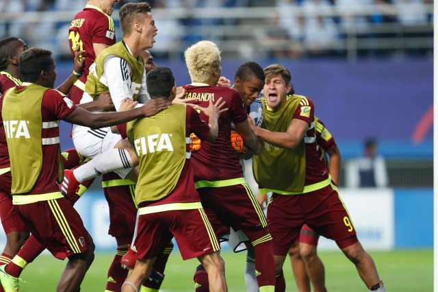 JHK012 DAEJEON (COREA DEL SUR) 08/06/2017.- Los jugadores venezolanos celebran su victoria en la semifinal del Mundial sub'20 disputada entre Uruguay y Venezuela en el Daejeon World Cup Stadium de Daejeon (Corea del Sur), hoy, 8 de junio de 2017. EFE/Jeon Heon-Kyun