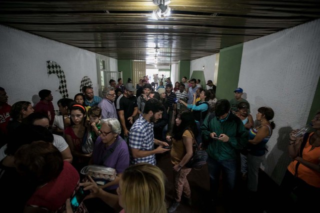 CAR01. CARACAS (VENEZUELA), 14/06/2017.- Habitantes de las residencias Los Verdes ubicadas en el oeste de Caracas (Venezuela) se concentran hoy, miércoles 14 de junio de 2017. El oeste de Caracas fue sacudido anoche por la policía militarizada en un operativo que terminó, según el Gobierno venezolano, con la detención de 23 "terroristas" mientras que opositores aseguran hoy que se trató de una acción "terrible" en la que funcionarios causaron destrozos materiales y dispararon a mascotas. EFE/Miguel Gutiérrez