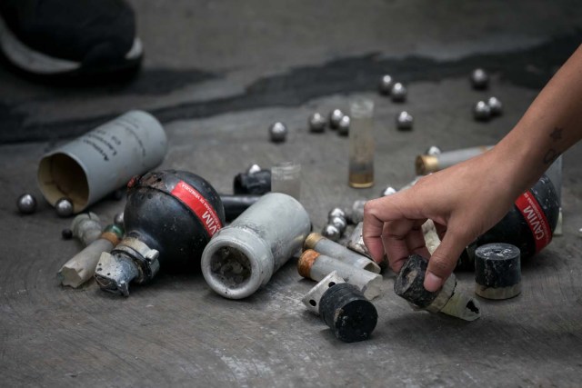 CAR01. CARACAS (VENEZUELA), 14/06/2017.- Habitantes de las residencias Los Verdes ubicadas en el oeste de Caracas (Venezuela) recolectan objetos que dicen, les dispararon hoy, miércoles 14 de junio de 2017. El oeste de Caracas fue sacudido anoche por la policía militarizada en un operativo que terminó, según el Gobierno venezolano, con la detención de 23 "terroristas" mientras que opositores aseguran hoy que se trató de una acción "terrible" en la que funcionarios causaron destrozos materiales y dispararon a mascotas. EFE/Miguel Gutiérrez