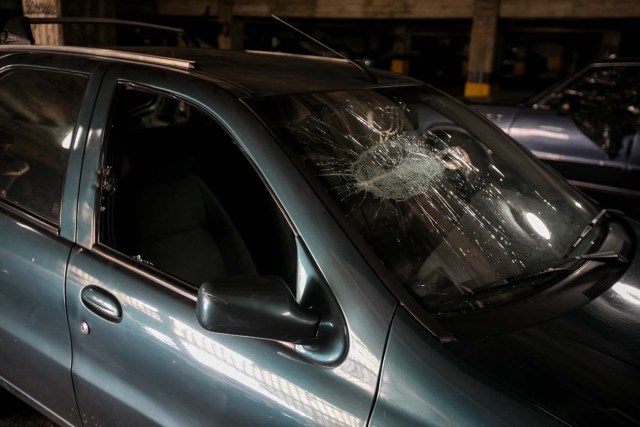 CAR01. CARACAS (VENEZUELA), 14/06/2017.- Vista de un vehículo que sufrió daños mientras se encontraba estacionado en las residencias Los Verdes ubicadas en el oeste de Caracas (Venezuela) hoy, miércoles 14 de junio de 2017. El oeste de Caracas fue sacudido anoche por la policía militarizada en un operativo que terminó, según el Gobierno venezolano, con la detención de 23 "terroristas" mientras que opositores aseguran hoy que se trató de una acción "terrible" en la que funcionarios causaron destrozos materiales y dispararon a mascotas. EFE/Miguel Gutiérrez