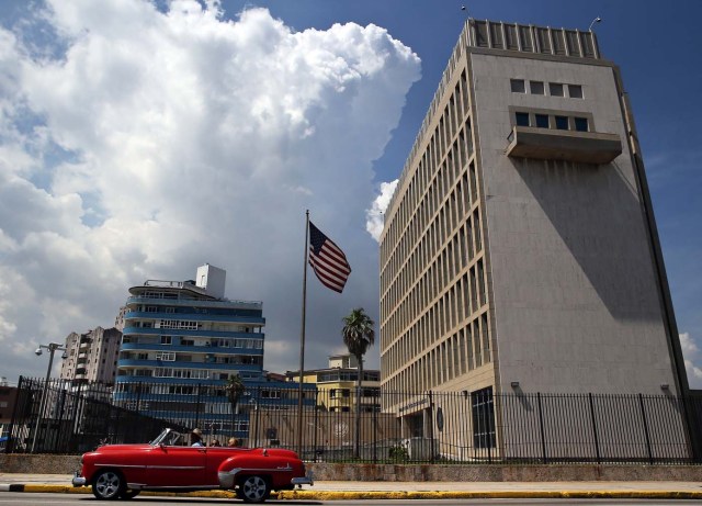 embajada estadounidense hoy, viernes 16 de junio de 2017, en La Habana (Cuba). Cuba está atenta hoy a la transmisión de los principales medios de comunicación de la isla, todos estatales, del minuto a minuto por internet del acto en Miami (EE.UU.), en el que está previsto que el presidente de Estados Unidos, Donald Trump, anuncie cambios en la política de acercamiento a Cuba impulsada por su antecesor, Barack Obama. EFE/Alejandro Ernesto