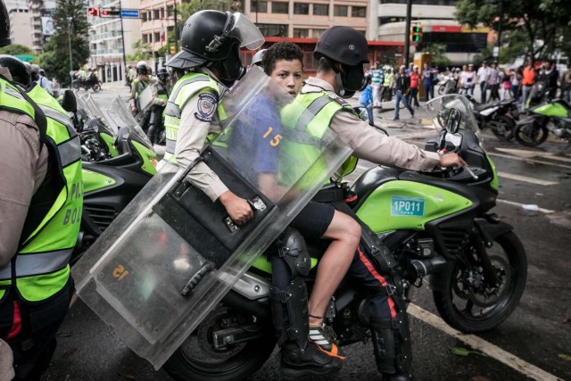 VEN04. CARACAS (VENEZUELA), 19/06/2017.- Manifestantes opositores permanecen detenidos por la Policía Nacional Bolivariana (PNB) durante una protesta hoy, lunes 19 de junio de 2017, en Caracas (Venezuela). Al menos 48 personas resultaron heridas hoy tras las protestas de la oposición en Caracas que buscaban llegar hasta la sede del Consejo Nacional Electoral (CNE), en el centro de la capital, informó el director de un centro de salud y el alcalde del municipio Chacao, el opositor Ramón Muchacho. Los cuerpos de seguridad del Estado venezolano dispersaron las marchas con gases lacrimógenos y chorros de agua. EFE/Miguel Gutiérrez