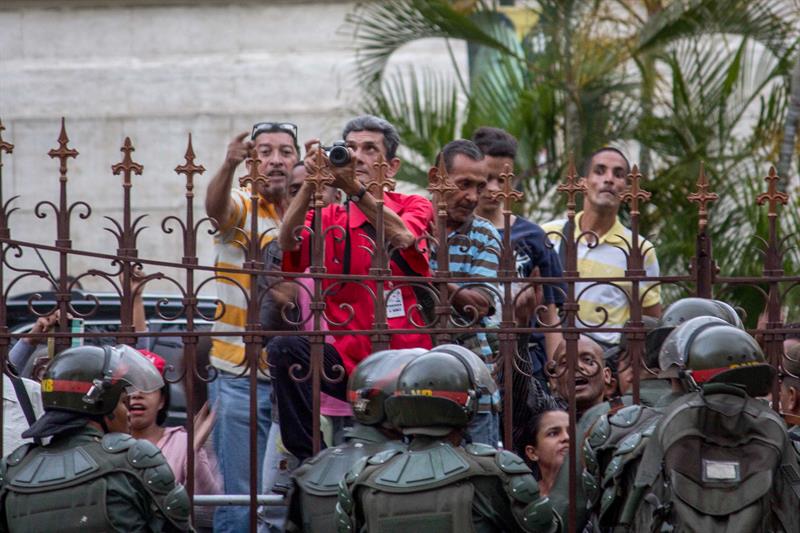 Diputados y periodistas en la AN permanecieron “secuestrados” por más de cuatro horas tras asedio oficialista