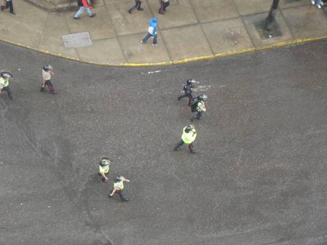 Colectivos y PNB mantienen asediados a vecinos de La Candelaria. Foto: Cortesía