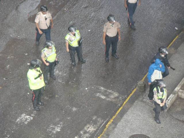 Colectivos y PNB mantienen asediados a vecinos de La Candelaria. Foto: Cortesía