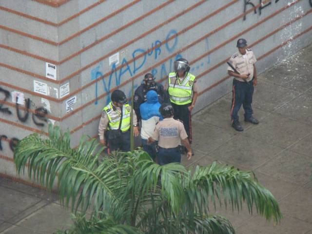 Colectivos y PNB mantienen asediados a vecinos de La Candelaria. Foto: Cortesía