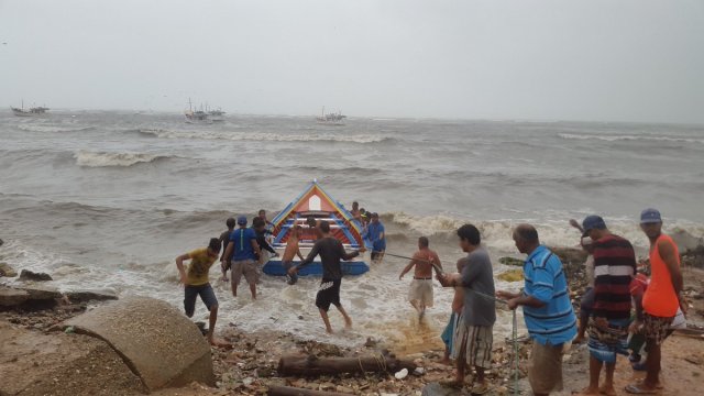 Pescadores en playa Los Cocos intentan recuperar una embarcación / Foro: Alcaldía de Mariño