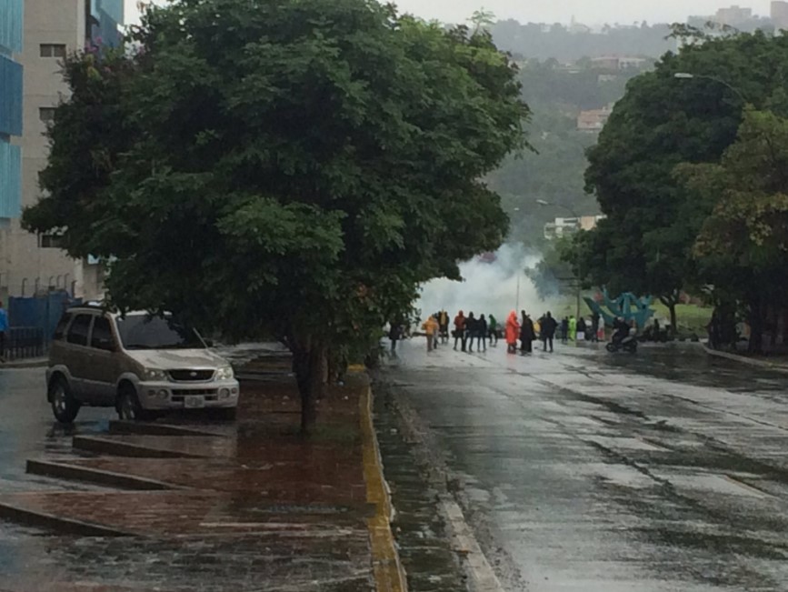 Disparan bombas lacrimógenas en el Distribuidor Altamira durante el trancazo de este #28Jun