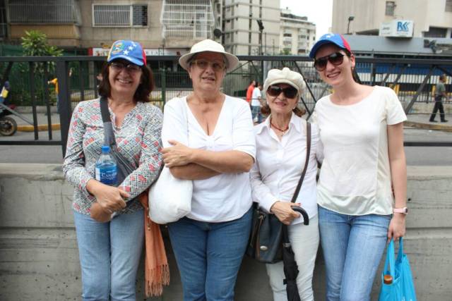 Manifestantes concentrados en el Unicentro el Marqués para movilizarse hasta VTV / Foto: Régulo Gómez - La Patilla