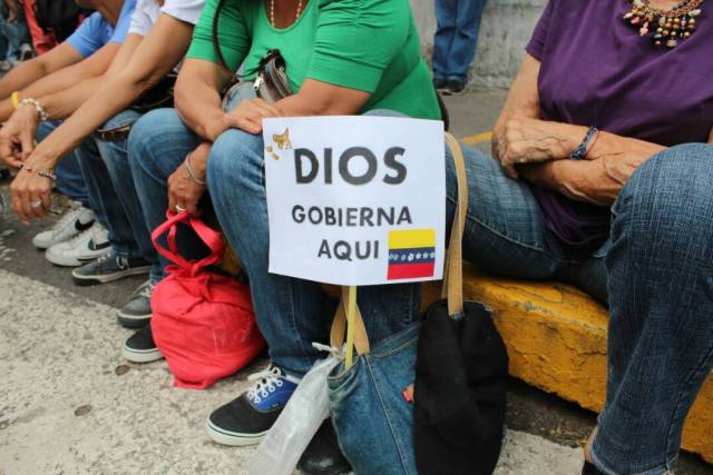 Manifestantes concentrados en el Unicentro el Marqués para movilizarse hasta VTV / Foto: Régulo Gómez - La Patilla