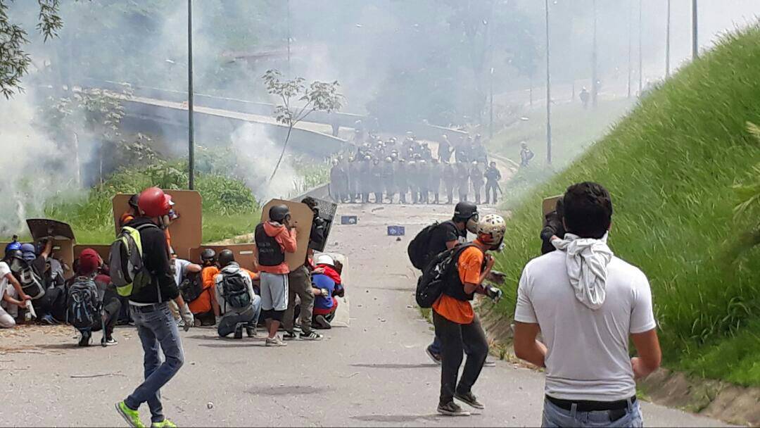 4 estudiantes heridos dejó represión contra alumnos de la Unimet en el Distribuidor Metropolitano #6Jun